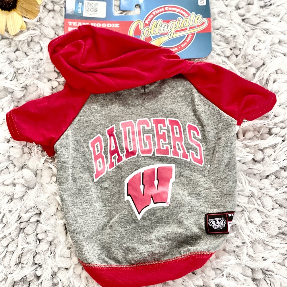 🐶🐱New with tag WISCONSIN BADGERS HOODIE TEE for Pets. Wisconsin University SM